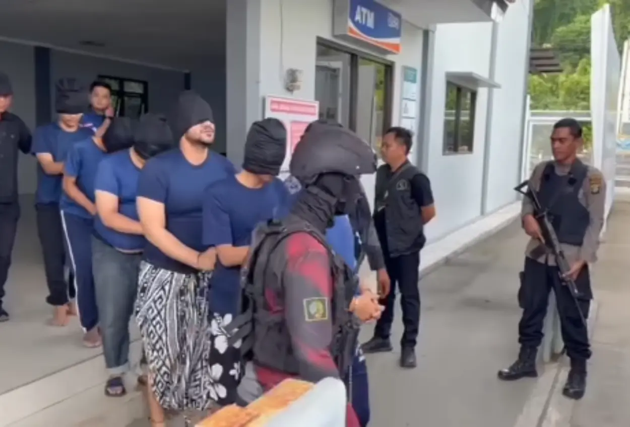 Ammar zoni dipindah ke nusakambangan, tangan diborgol dan mata ditutup!