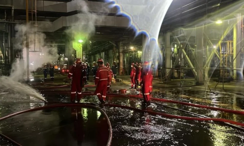 Berawal dari ledakan, pertamina selidiki penyebab kebakaran kilang minyak di dumai