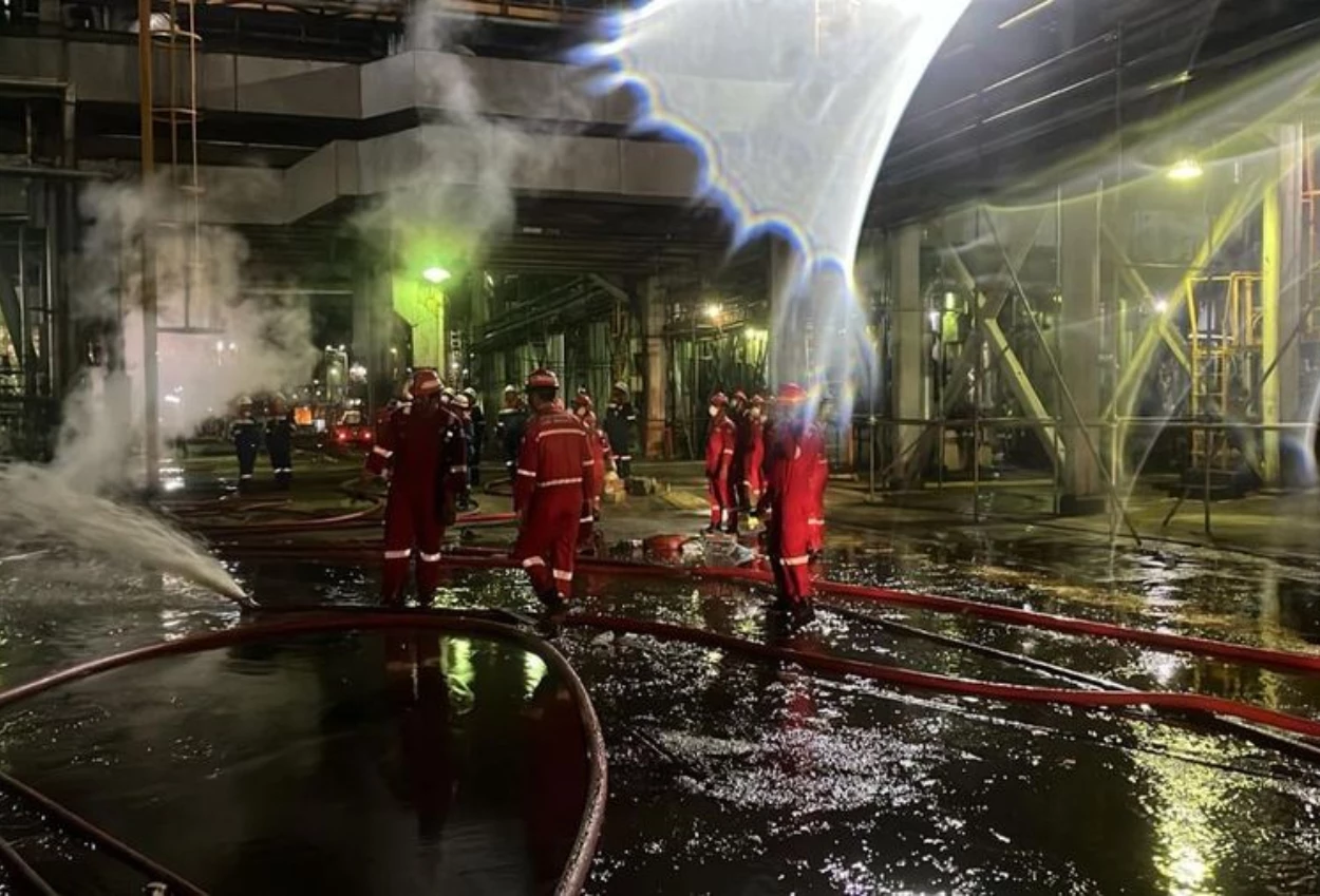 Berawal dari ledakan, pertamina selidiki penyebab kebakaran kilang minyak di dumai