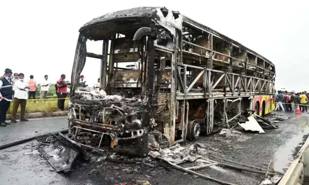 Bus di india ludes dilalap si jago merah, 25 penumpang tewas terbakar hidup hidup