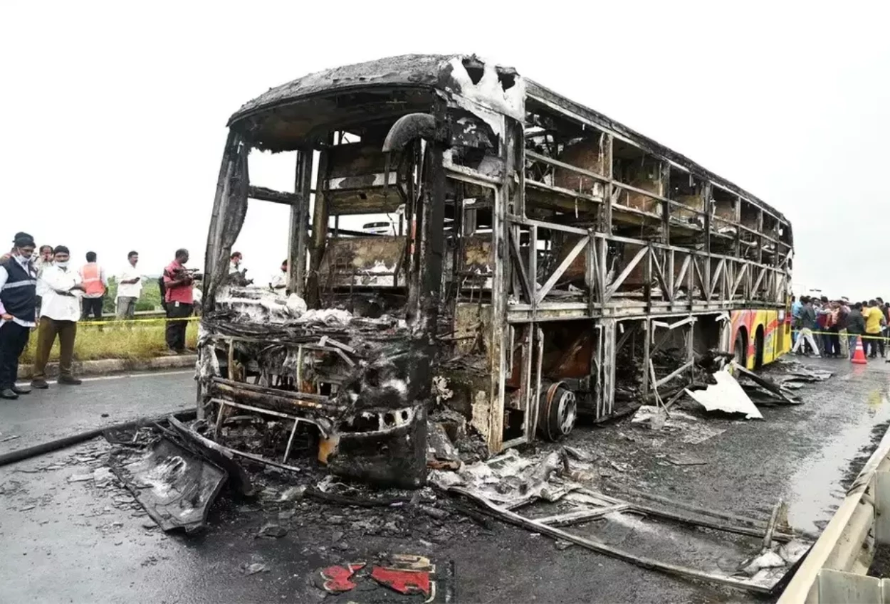 Bus di india ludes dilalap si jago merah, 25 penumpang tewas terbakar hidup hidup