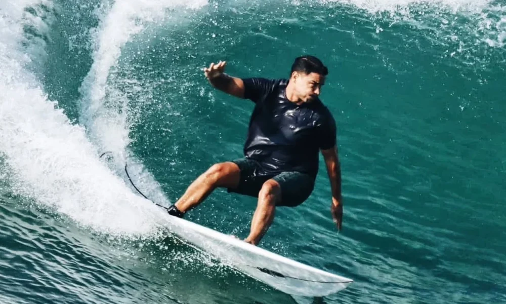 Di tengah kabar perceraian dengan raisa, hamish daud unggah foto asyik berselancar di pantai