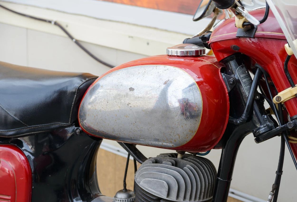 Gak perlu ke bengkel, ini trik ampuh menghilangkan karat di motor