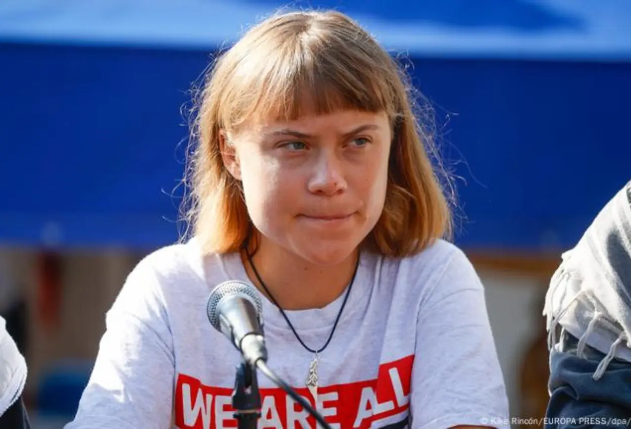 Greta thunberg dipaksa cium bendera israel saat ditahan