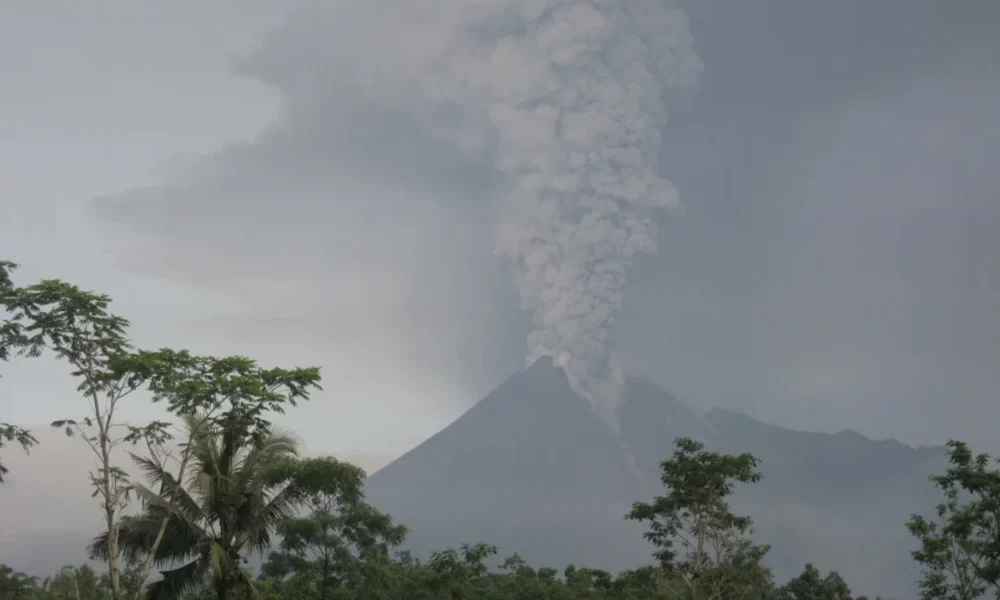 Gunung merapi erupsi, gugurkan lava dan awan panas hingga 1,8 km