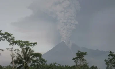 Gunung merapi erupsi, gugurkan lava dan awan panas hingga 1,8 km