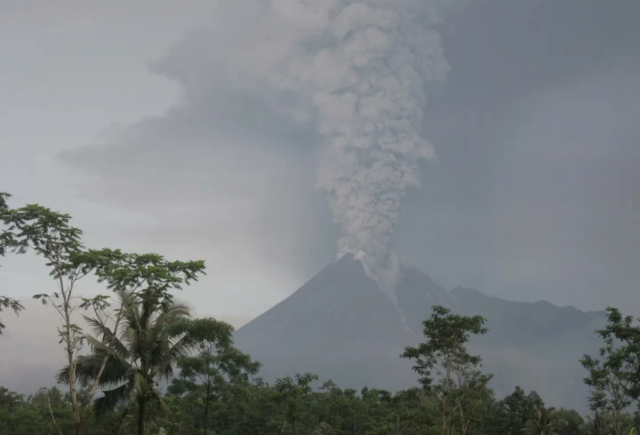 Gunung merapi erupsi, gugurkan lava dan awan panas hingga 1,8 km