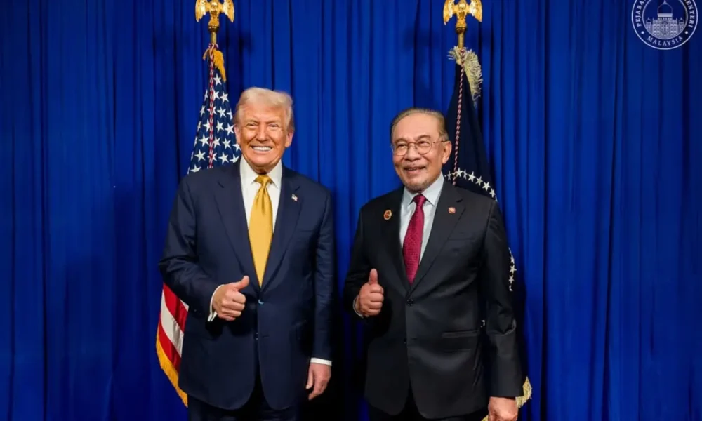 Hadiri ktt asean, donald trump ikut joget saat disambut penari di malaysia