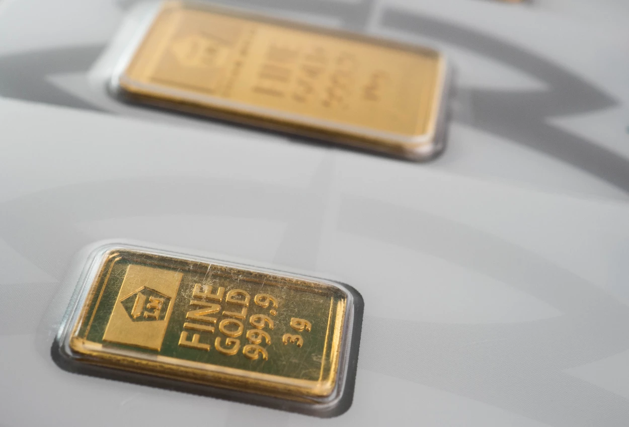 Harga emas hari ini menguat rp33.000 per gram!