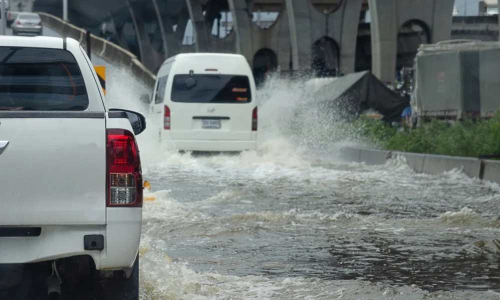 Hindari water hammer, ketahui batas aman mobil melewati banjir