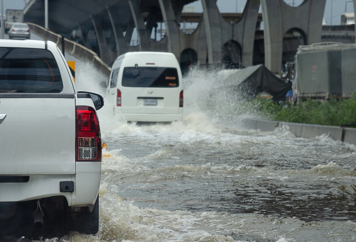 Hindari water hammer, ketahui batas aman mobil melewati banjir