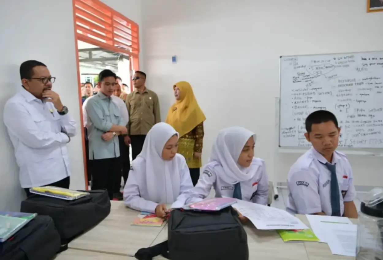 Kunjungi siswa sekolah rakyat di palembang, gibran belajar mandiri, pakaian dicuci sendiri