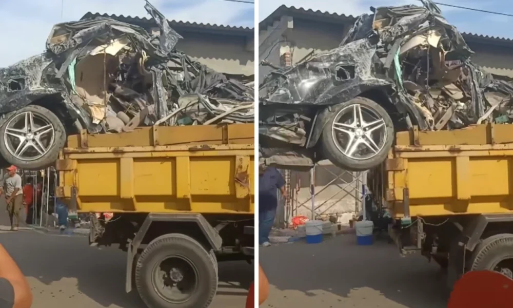 Mobil mercy ditemukan ringsek parah saat evakuasi reruntuhan ponpes al khoziny