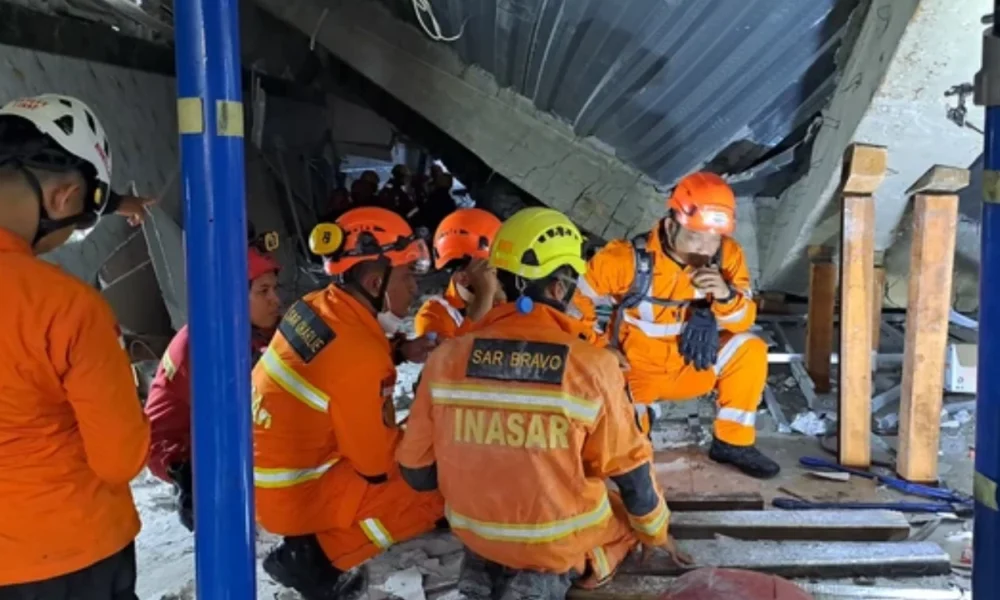 Momen tim sar interaksi dengan 2 korban yang terhimpit reruntuhan ponpes di sidoarjo