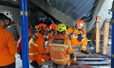 Momen tim sar interaksi dengan 2 korban yang terhimpit reruntuhan ponpes di sidoarjo