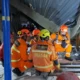 Momen tim sar interaksi dengan 2 korban yang terhimpit reruntuhan ponpes di sidoarjo