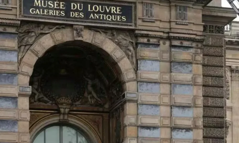 Museum louvre paris dirampok! 8 barang antik raib, pencurian dilakukan dalam 4 menit