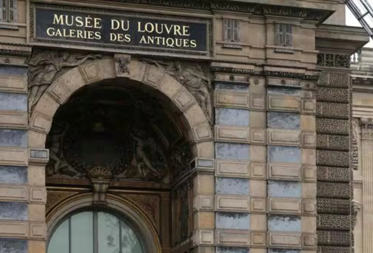 Museum louvre paris dirampok! 8 barang antik raib, pencurian dilakukan dalam 4 menit