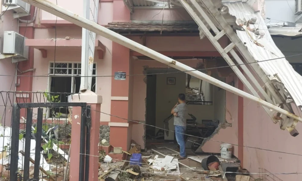 Ngeri! ledakan tabung gas 12 kg di cengkareng hancurkan rumah, dua orang terluka parah