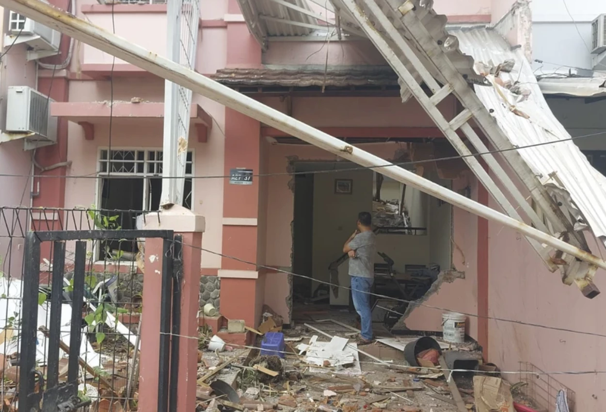 Ngeri! ledakan tabung gas 12 kg di cengkareng hancurkan rumah, dua orang terluka parah