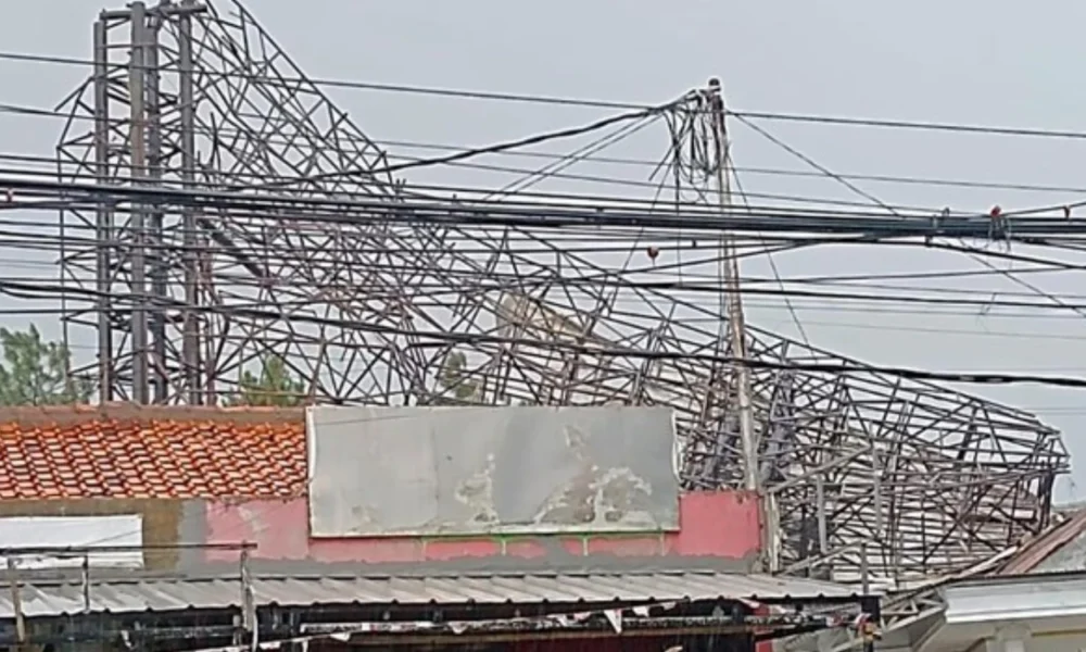 Papan reklame di ciputat tangsel roboh hingga timpa rumah warga akibat hujan dan angin kencang