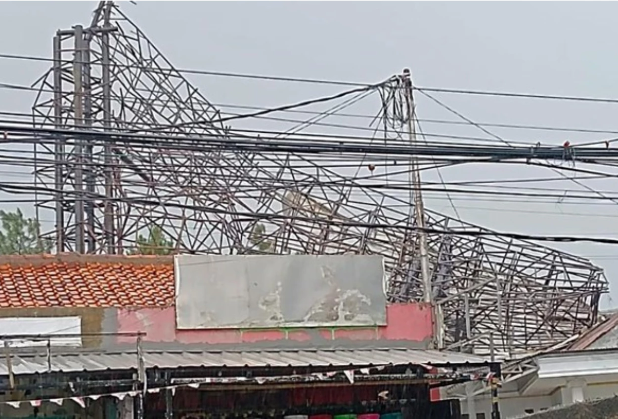 Papan reklame di ciputat tangsel roboh hingga timpa rumah warga akibat hujan dan angin kencang