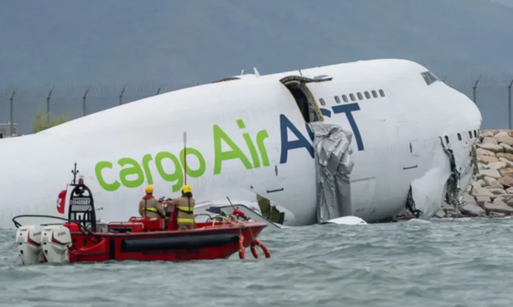 Pesawat kargo emirates tergelincir di hong kong, 2 orang tewas