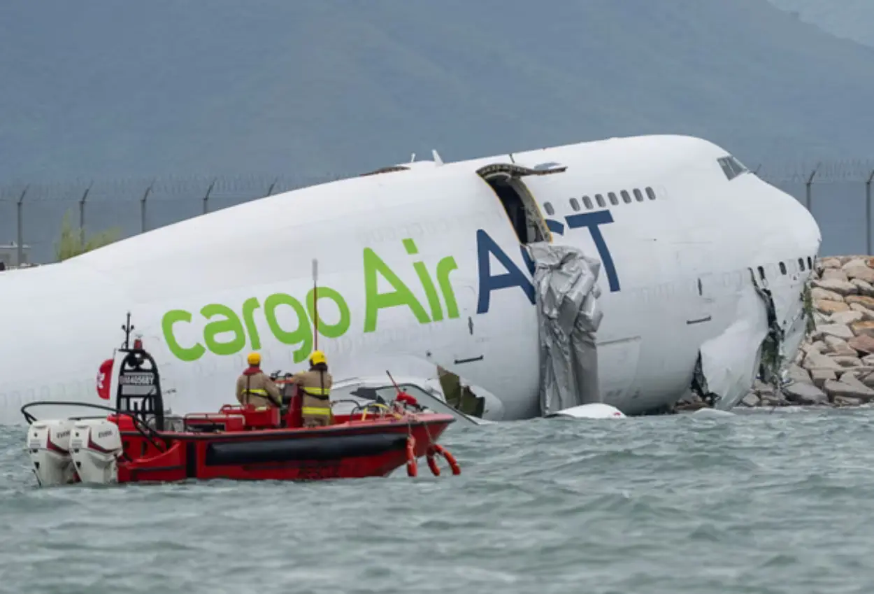 Pesawat kargo emirates tergelincir di hong kong, 2 orang tewas