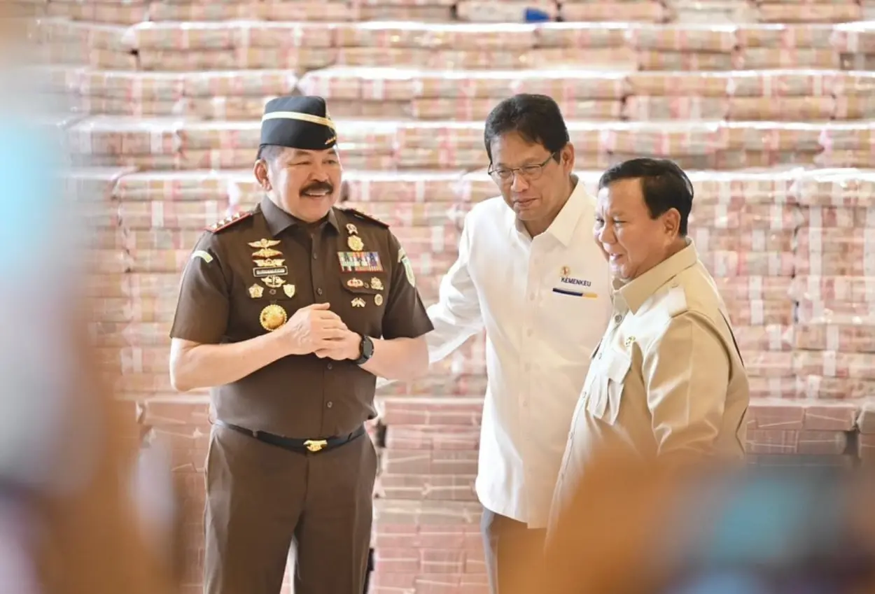 Prabowo dan purbaya saksikan “gunung uang” rp2,4 triliun hasil sitaan kasus korupsi cpo