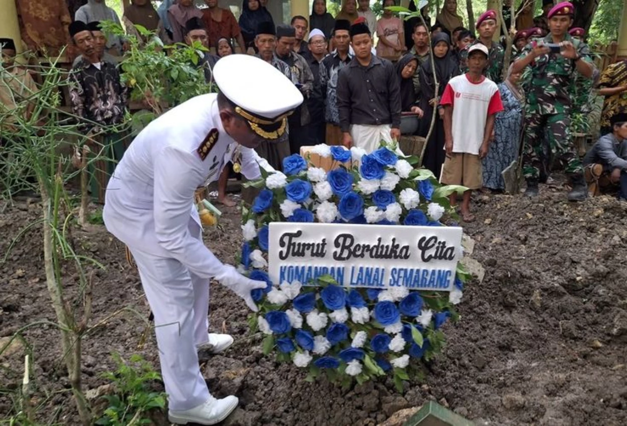Prajurit taifib tni al gugur saat terjun payung dalam persiapan hut tni