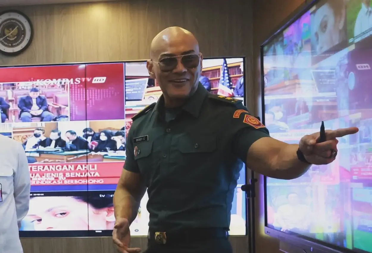 Profil deddy corbuzier, pesulap yang kini aktif di youtube dan jadi stafsus menhan
