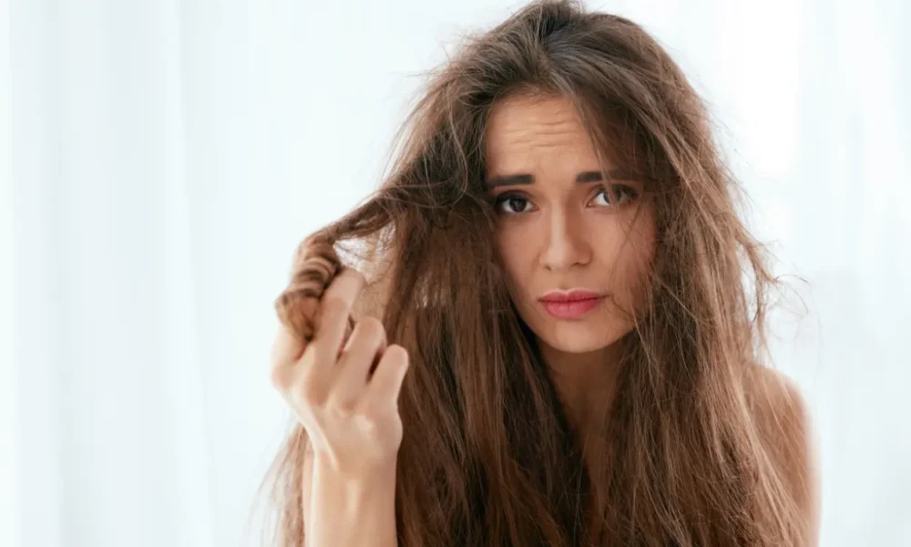 Rambut kering dan mengembang ini tips mudah buat atasinya!