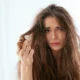 Rambut kering dan mengembang ini tips mudah buat atasinya!