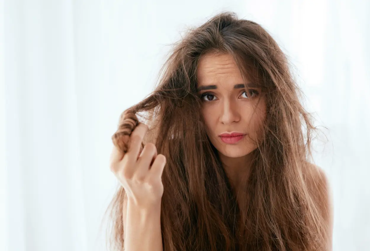 Rambut kering dan mengembang ini tips mudah buat atasinya!