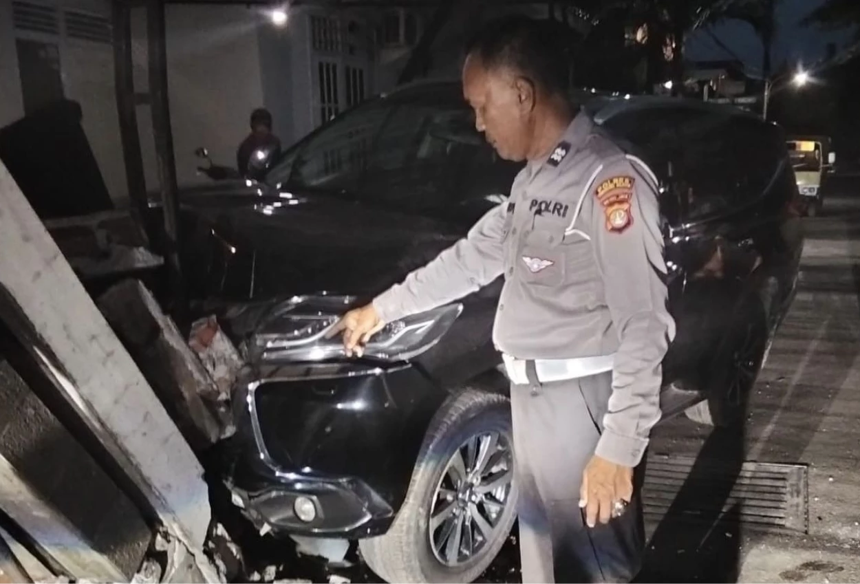 Salah injak gas, pajero yang dikendarai bocah 15 tahun seruduk 2 rumah warga di tangsel