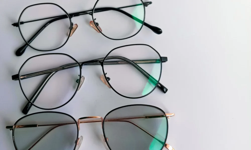 Sering bingung pilih lensa kacamata ini bedanya bluechromic dan photochromic
