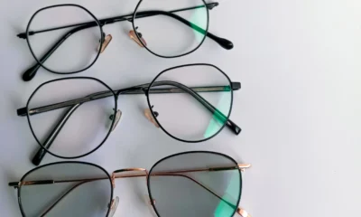 Sering bingung pilih lensa kacamata ini bedanya bluechromic dan photochromic