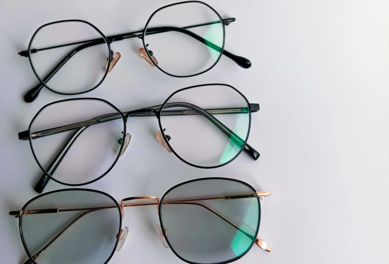 Sering bingung pilih lensa kacamata ini bedanya bluechromic dan photochromic