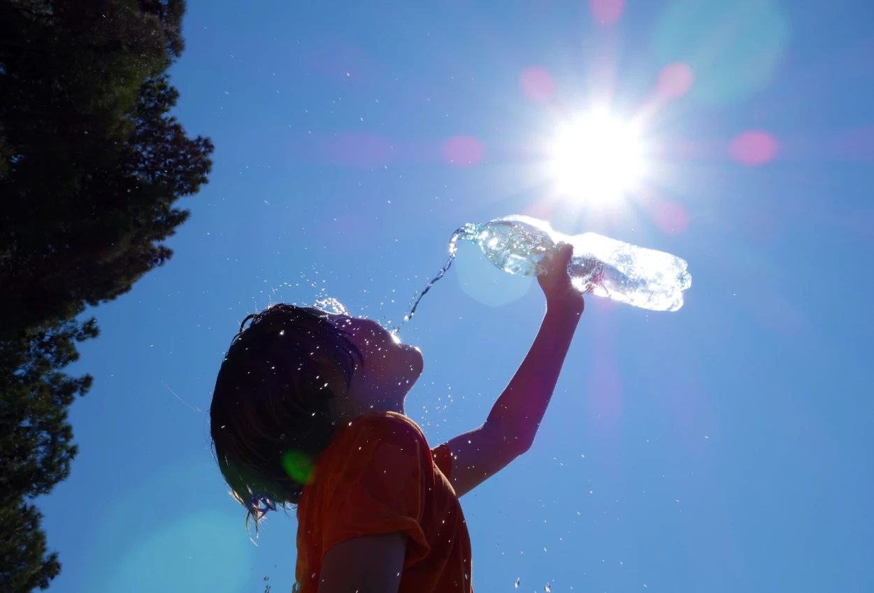 Suhu tembus 36°c! begini cara jaga tubuh biar nggak tumbang di cuaca panas