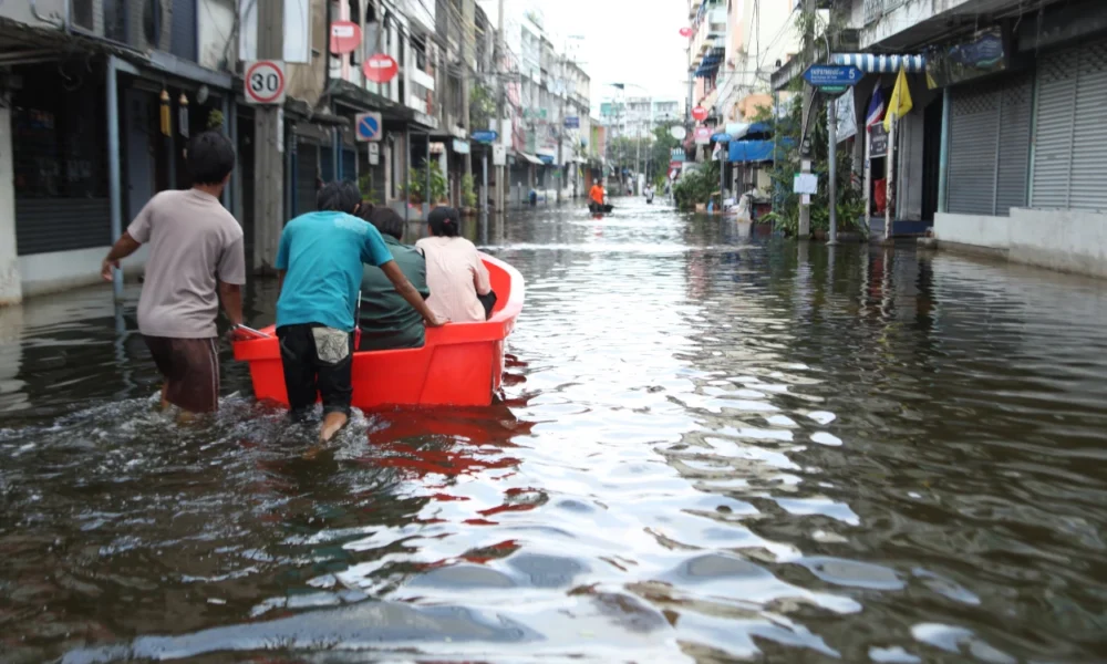 Tanggul baswedan jebol, sejumlah rt di jati padang jaksel terendam banjir