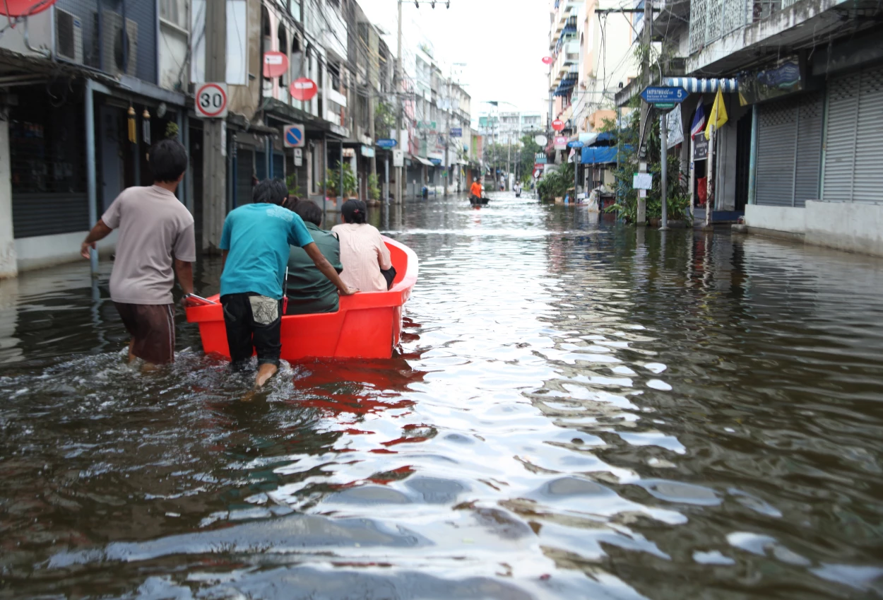 Tanggul baswedan jebol, sejumlah rt di jati padang jaksel terendam banjir