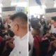 Viral! bocah kecil tiba tiba muncul jualan tisu saat sesi doa di hut tni, netizen itu ada yang nyuruh pastinya