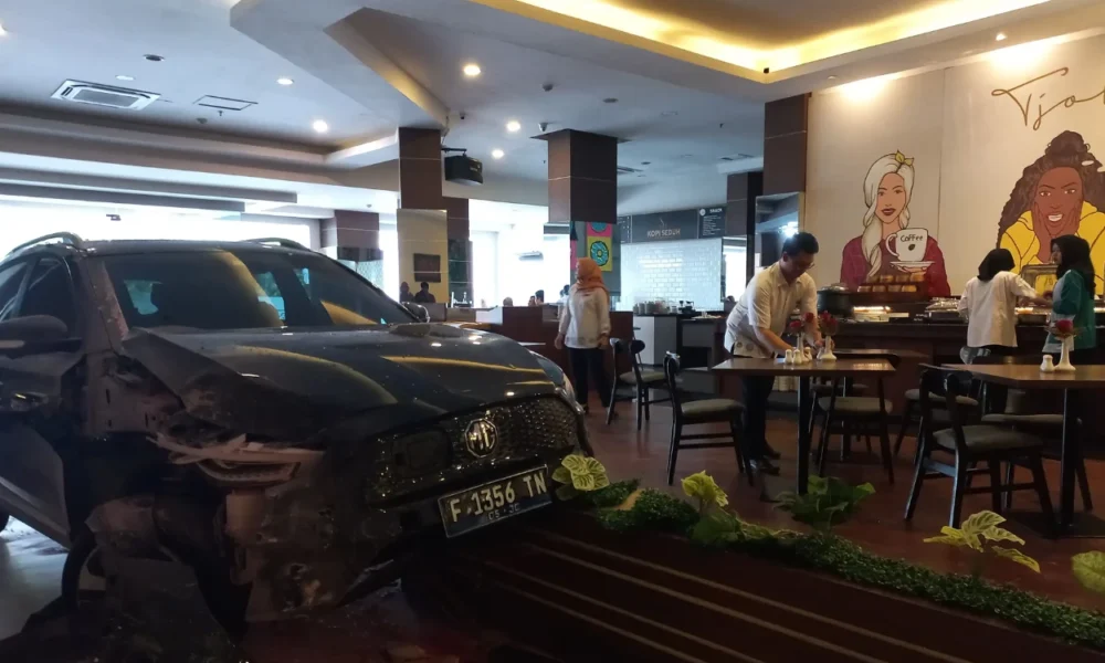 Viral! mobil listrik hantam pintu kaca hotel di klaten saat pengunjung sedang makan siang