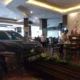 Viral! mobil listrik hantam pintu kaca hotel di klaten saat pengunjung sedang makan siang
