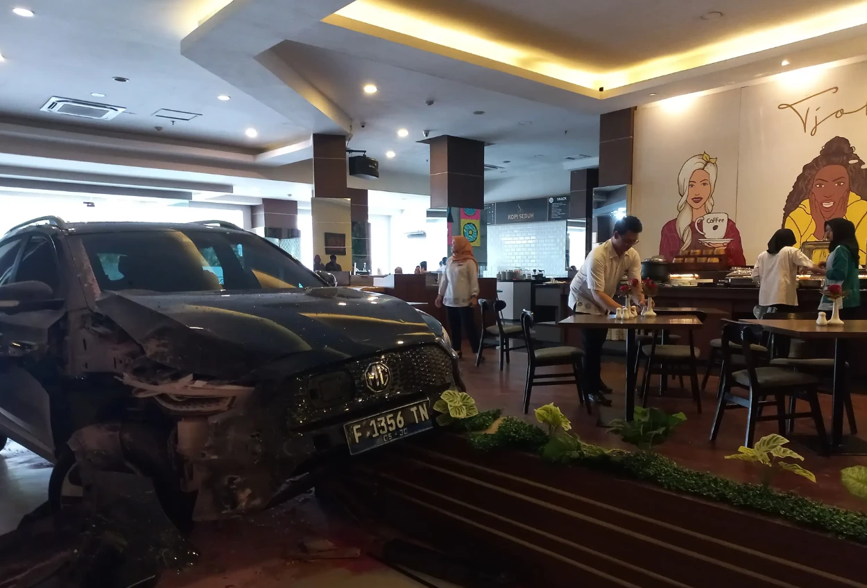 Viral! mobil listrik hantam pintu kaca hotel di klaten saat pengunjung sedang makan siang