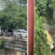 Waduh! truk pasir terperosok ke bawah jembatan cisauk pagi ini, diduga sopir ngantuk