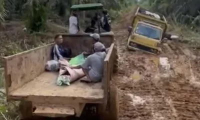 Akibat jalan rusak parah, warga jambi terpaksa angkut jenazah dengan traktor sawit