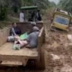 Akibat jalan rusak parah, warga jambi terpaksa angkut jenazah dengan traktor sawit