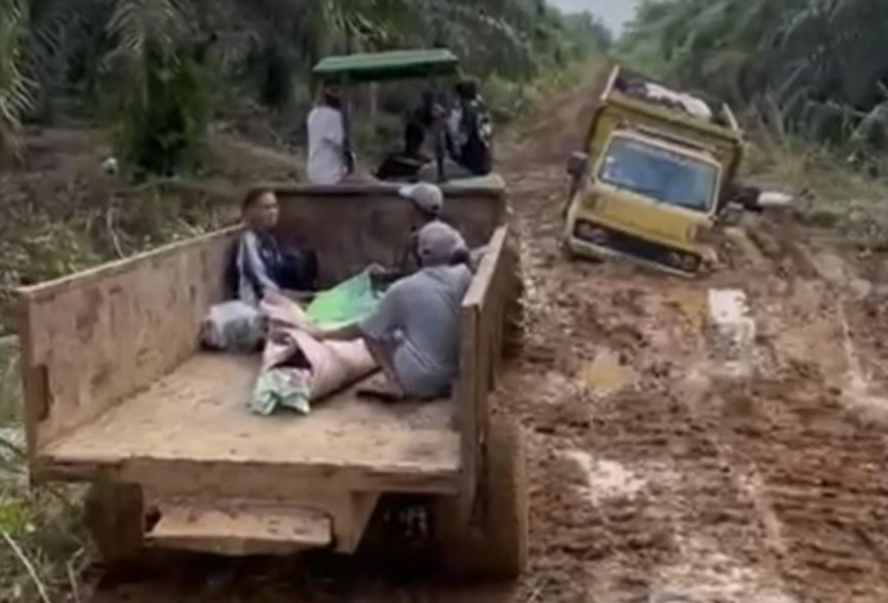 Akibat jalan rusak parah, warga jambi terpaksa angkut jenazah dengan traktor sawit