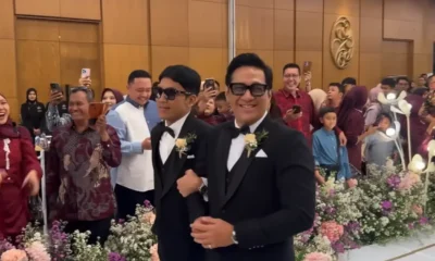 Andre taulany dan desta gandengan jadi groomsmen di pernikahan boiyen